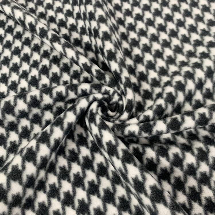 Pattern 23: Classic Black & White Houndstooth 